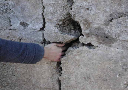 Fissures sur barrages. Fissures sur barrages.